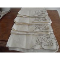 Handgestickte Leinendeckchen Der Größe 40/40 cm Handgestickte Leinendeckchen Der Größe 40/40 cm von Lalerosso