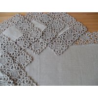 Seiden Tischdecken Set Die Nummer 1 + 6, Gestrickt Gehäkelt Mit Seidenfaden in Natürliche Leinenfarbe Seiden Tischdecken Set Die Nummer 1 + 6, Gestrickt Gehäkelt Mit Seidenfaden in Natürliche Leinenfarbe von Lalerosso