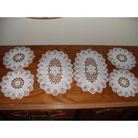 Set Von 6 Stück Weißen Spitzendeckchen Set Von 6 Stück Weißen Spitzendeckchen von Lalerosso