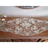 Spitzen Deckchen Rumänisch Spitzen, Hochzeit Geschenk, Häkeln Beige, Ellipse 120/40 cm von Lalerosso