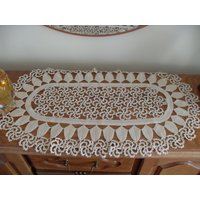 Tischläufer .ovales Tuch, Umhäkelt Mit Wunderschönen Ornamenten, Elfenbeinfarben Tischläufer .ovales Tuch, Umhäkelt Mit Wunderschönen Ornamenten, Elfenbeinfarben von Lalerosso