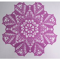 Versandfertig. Häkeldeckchen, Spitzendeckchen, Mittelstück, Gehäkeltes Tischset, Fuchsiafarbene Tischdecke von Lallallero