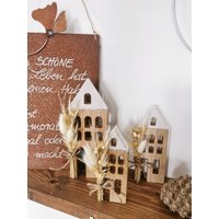 3 Holzhäuschen Mit Trockenblumen Boho Style Skandi Holzdeko Häuschenliebe Hauskulisse 3 Holzhäuschen Mit Trockenblumen Boho Style Skandi Holzdeko Häuschenliebe Hauskulisse von Lamaisonsept7