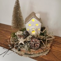 Adventsgesteck Weihnachtsdeko Lichthaus Adventslicht Baumscheibe Adventsgesteck Weihnachtsdeko Lichthaus Adventslicht Baumscheibe von Lamaisonsept7