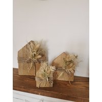 Holzhäuschen Mit Trockenblumen Boho Style Scandi Holzdeko 3Er Set Holzhäuschen Mit Trockenblumen Boho Style Scandi Holzdeko 3Er Set von Lamaisonsept7
