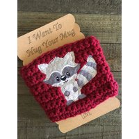 Gestickter Waschbär Häkeln Kaffee Gemütlich, Reisebecher Hülse von LandOfKnots