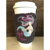 Gestickte Meerjungfrau Kaffeewärmer, Häkelarbeit-Reise-Becher-Hülse Gestickte Meerjungfrau Kaffeewärmer, Häkelarbeit-Reise-Becher-Hülse von LandOfKnots