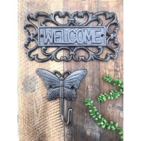 Gusseisen Willkommensschild Mit Einem Antiken Bronze-Finish. Dieses Schild Sieht in Eingängen Und Über Haustüren Aus Gut Aus von LandandSeaHome
