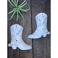 Paar Gusseiserne Cowboystiefel in Creme Leinen-Finish Hängt An Der Wand von LandandSeaHome