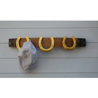 Garderobe Aus Eichenfass-Daube Mit Hufeisen Als Haken von Landhausluemmel