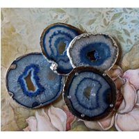 Eine Xx Qualität Große Blaue Druzy Kristall Achat Scheibe Edelstein Untersetzer Hand Angewendet Silber Blatt Kante/Weinflasche Hochzeit Feiertage von LandiDesigns