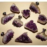 Natürlicher Dunkler Amethyst Druzy Edelstein Schubladenschrank Knäufe Hardware Schrauben Inklusive von LandiDesigns