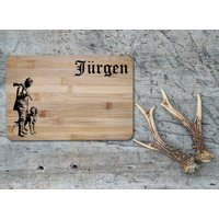 Personalisiertes Holz Frühstücksbrett Mit Hochwertiger Laser-Gravur in Zwei Größen, Das Perfekte Geschenke Für Jäger Und Jägerinnen von Landkautz