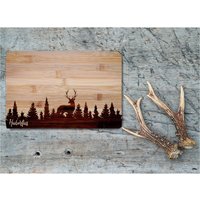 Personalisiertes Holz Frühstücksbrett Mit Hochwertiger Laser-Gravur in Zwei Größen, Das Perfekte Geschenke Für Jäger Und Jägerinnen von Landkautz