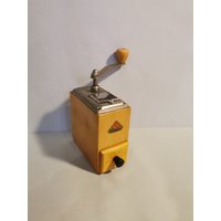 1950-1955 Moccamühle Kaffeemühle Holz Shabby Mühle Dienes Solida Nr. 530 von Landmum