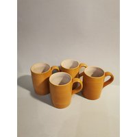 4 Handgetöpferte Tassen Becher Kaffeepott Getöpferte Keramik Signiert Fait Main La Poterie Des Muttes von Landmum