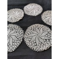 5 Stück Kleine Runde Gehäkelte Baumwolle Handarbeits Decken Vintage Shabby Chic Spitze Deckchen Untersetzer von Landmum