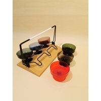50Er Jahre Schnaps Likör Gläser Set String Draht Kunst Ständer Rockabilly Mid Century Buntes Glas 50Er Jahre Schnaps Likör Gläser Set String Draht Kunst Ständer Rockabilly Mid Century Buntes Glas von Landmum