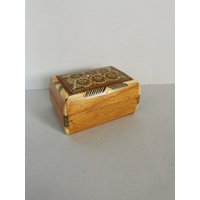 Alte Kleine Holzkiste Verzierte Schatulle Schmuckkasten Schmuckkiste Schatzkiste Holz Antik Kiste Alte Kleine Holzkiste Verzierte Schatulle Schmuckkasten Schmuckkiste Schatzkiste Holz Antik Kiste von Landmum