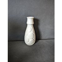 Bay Vase Weiß Hoch Shabby Blumenvase Keramik West Germany Bay Vase Weiß Hoch Shabby Blumenvase Keramik West Germany von Landmum