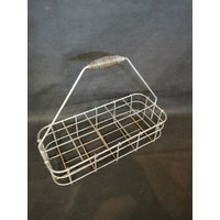 Gartendeko Vintage Metall Flaschenkorb Flaschenhalter Shabby Mitte Des Jahrhunderts 1940Er Metallträger Gartendeko Vintage Metall Flaschenkorb Flaschenhalter Shabby Mitte Des Jahrhunderts 1940Er Metallträger von Landmum