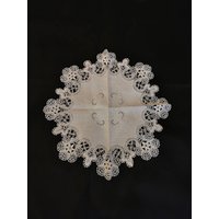 Handklöppeldeckchen Handgeklöppelte Spitze Vintage Tischdecken Decke Geklöppelt Leinen Beige Handarbeit Klöppeldecke 40cm Durchmesser von Landmum