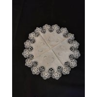 Handklöppeldeckchen Handgeklöppelte Spitze Vintage Tischdecken Decke Geklöppelt Leinen Shabby Handarbeit Weissstickerei Klöppeldecke 59cm von Landmum