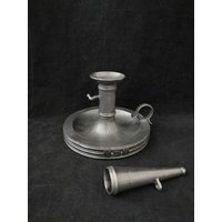 Handleuchter Aus Zinn Mit Kerzenlöscher Kerzenhalter Gepunzt Vintage Shabby Deko Kerzenständer 3 Punzen von Landmum