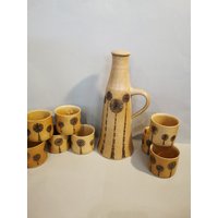 Heinz Theo Dietz Töpferei Köningswinter Keramik Set Tassen Und Zauberhafte Karaffe 8 Becher Handarbeit Heinz Theo Dietz Töpferei Köningswinter Keramik Set Tassen Und Zauberhafte Karaffe 8 Becher Handarbeit von Landmum