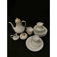 Hutschenreuther Arzberg Bavaria Germany Conrad's Exklusiv-Modell 70Er Jahre Retrodesign Kaffeekanne Teekanne Teller Kuchenteller Konvolut Hutschenreuther Arzberg Bavaria Germany Conrad's Exklusiv-Modell 70Er Jahre Retrodesign Kaffeekanne Teekanne Teller Kuchenteller Konvolut von Landmum