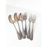 Konvolut Versilbertes Zinnbesteck Besteck 12 Tlg Teile Gabel Shabby Gepunzt Mit Löwe J. Kayser Monogramm von Landmum