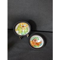 Sammelteller Vintage Teller Handgetöpfert Keramik Tolle Wanddekoration Mit Schnecke Und Löwenzahn von Landmum