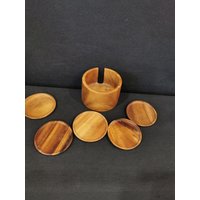 Untersetzer Set Holz Vintage Hygge Natur in Runder Box Teak Untersetzer Set Holz Vintage Hygge Natur in Runder Box Teak von Landmum