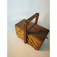 Vintage Stabiles Nähkästchen Nähkasten 60Er Jahre Holz Shabby Gefüllt Nähkorb Antik Mit Nähkram Vintage Stabiles Nähkästchen Nähkasten 60Er Jahre Holz Shabby Gefüllt Nähkorb Antik Mit Nähkram von Landmum