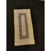 Vintage Tischdecke Goldborte Deckchen Filetdecke Decke Beige Handarbeit Läufer Filetstickerei von Landmum