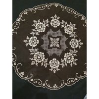 Vintage Tischdecke Rund 115cm Netzweberei Deckchen Filetdecke Decke Beige Handarbeit Stickerei Filetstickerei von Landmum