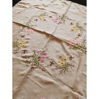 Vintage Tischdecke Seide Hellgrün Blumen Bestickt Erzgebirge 120cm X 130cm Vintage Tischdecke Seide Hellgrün Blumen Bestickt Erzgebirge 120cm X 130cm von Landmum