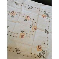 Vintage Tischdecke Stickdecke Bestickte Decke Handarbeit Weiße Kreuzstich 140cm X 120cm Rosen von Landmum
