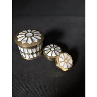 Wunderschönes Set 3 Kleine Alte Messingboxen Mit Perlmutt Inlay Montur Vintage Dose Deckeldose Kiste Pillendose Schmuckdöschen Wunderschönes Set 3 Kleine Alte Messingboxen Mit Perlmutt Inlay Montur Vintage Dose Deckeldose Kiste Pillendose Schmuckdöschen von Landmum