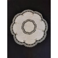 Zauberhafte Decke Handklöppeldeckchen 100cm Handgeklöppelte Spitze Vintage Tischdecke Geklöppelt Leinen Beige Handarbeit Klöppeldecke Zauberhafte Decke Handklöppeldeckchen 100cm Handgeklöppelte Spitze Vintage Tischdecke Geklöppelt Leinen Beige Handarbeit Klöppeldecke von Landmum