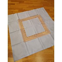 Zauberhafte Hellblaue Mitteldeckche Stickerei Filethäkelei Filet Spitze Vintage Tischdecke Decke Leinen Handarbeit Klöppeldecke Borte 96cm Zauberhafte Hellblaue Mitteldeckche Stickerei Filethäkelei Filet Spitze Vintage Tischdecke Decke Leinen Handarbeit Klöppeldecke Borte 96cm von Landmum