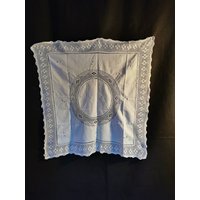 Zauberhafte Mega Schöne Vintage Tischdecke Mit Häkelborte Und Stickerei Deckchen Stickdecke Handarbeit 90cm X Mitteldecke von Landmum