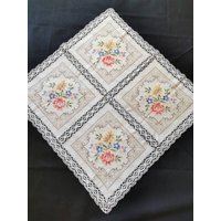 Zauberhafte Mega Schöne Vintage Tischdecke Mit Handklöppelspitze Und Stickerei Deckchen Stickdecke Handarbeit 90cm X Mitteldecke von Landmum