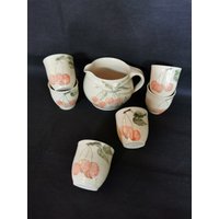 Zauberhaftes Keramik Saft Set Kanne Und 6 Becher Kaffeekanne Mit Beeren Vintage Saftkanne Töpferei Signiert von Landmum