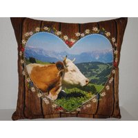 Zierkissen Hülle Baumwollstoff Und Canvas Stoff Berglandschaft Kuh Herz Natur Enzian Weide Blumenwiese von Landwerke