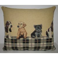 Zierkissenhülle Motiv Süße Hundewelpen Cord - Und Gobelinstoff Kissenhülle Hundekissen Ruhe Erholung Chillen Chillkissen Hundefreund Geschenk von Landwerke