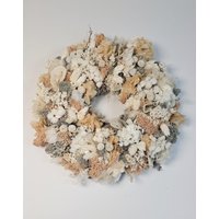 Trockenblumen-Mooskranz in Beige-Weiß-Grau I Verschiedene Varianten Tischkranz Geschenkidee Für Frau Trockenblumenkranz Artikel 011 von LandwerkeShop