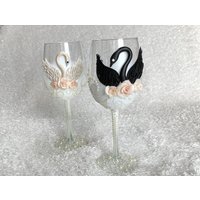 Schwanenflöten Weingläser Hochzeitsgeschenk Schwarzer Schwan Weiß Verlobungsglaswaren Toastflöte Braut Und Bräutigam Set Weinglas Mit Perlen von LanitaGiftShop