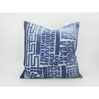 Hmong Indigo Batik Kissen/Kissenhülle 18x18" - Handgewebter Hill Tribe Stoff, Textil Blau Weiß Genäht Hmong Indigo Batik Kissen/Kissenhülle 18x18" - Handgewebter Hill Tribe Stoff, Textil Blau Weiß Genäht von LannaPassa