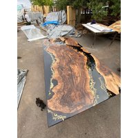 Walnuss-Esstisch, Individueller 108" X 48" Schwarzer Epoxidharz-Tisch, Blattgold-Tisch, Flusstisch, Live-Edge-Tisch, Epoxid-Esstisch Für Stella von LaraWoodsEpoxy